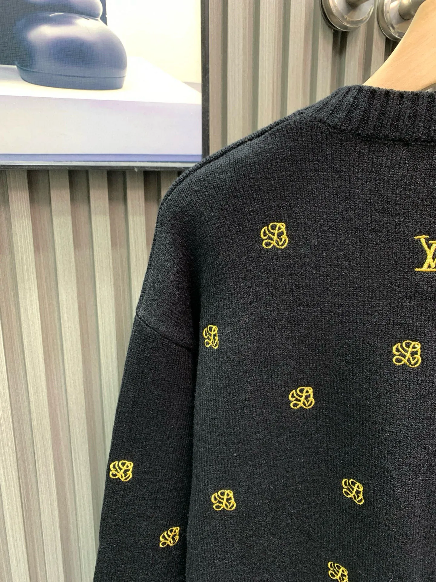 🅿️460 🀄️ Louis Vuitton 1*v25 new autumn and winter full-flower printed embroidered knitted pullover made of 50% sheep 🐏 velvet material, so it has natural softness and comfort, and also has good hygroscopicity and breathability. Matte needle-embroidered full-flower logo. The contrasting matte embroidery thread material is used for the version to best restore the same effect as the original version. The embroidery is very fine and dense. By controlling the direction and tightness of the embroidery thread, the embroidery thread forms exquisite embroidery on the embroidery cloth. Combined with encryption processing to increase the three-dimensional effect. Use water and detergent for cleaning during the general washing process. Make the clothes softer and cleaner through gentle scrubbing and rinsing. Customized buttons. Independently develop the Feidong series of square washing wheat. Three standards are complete.